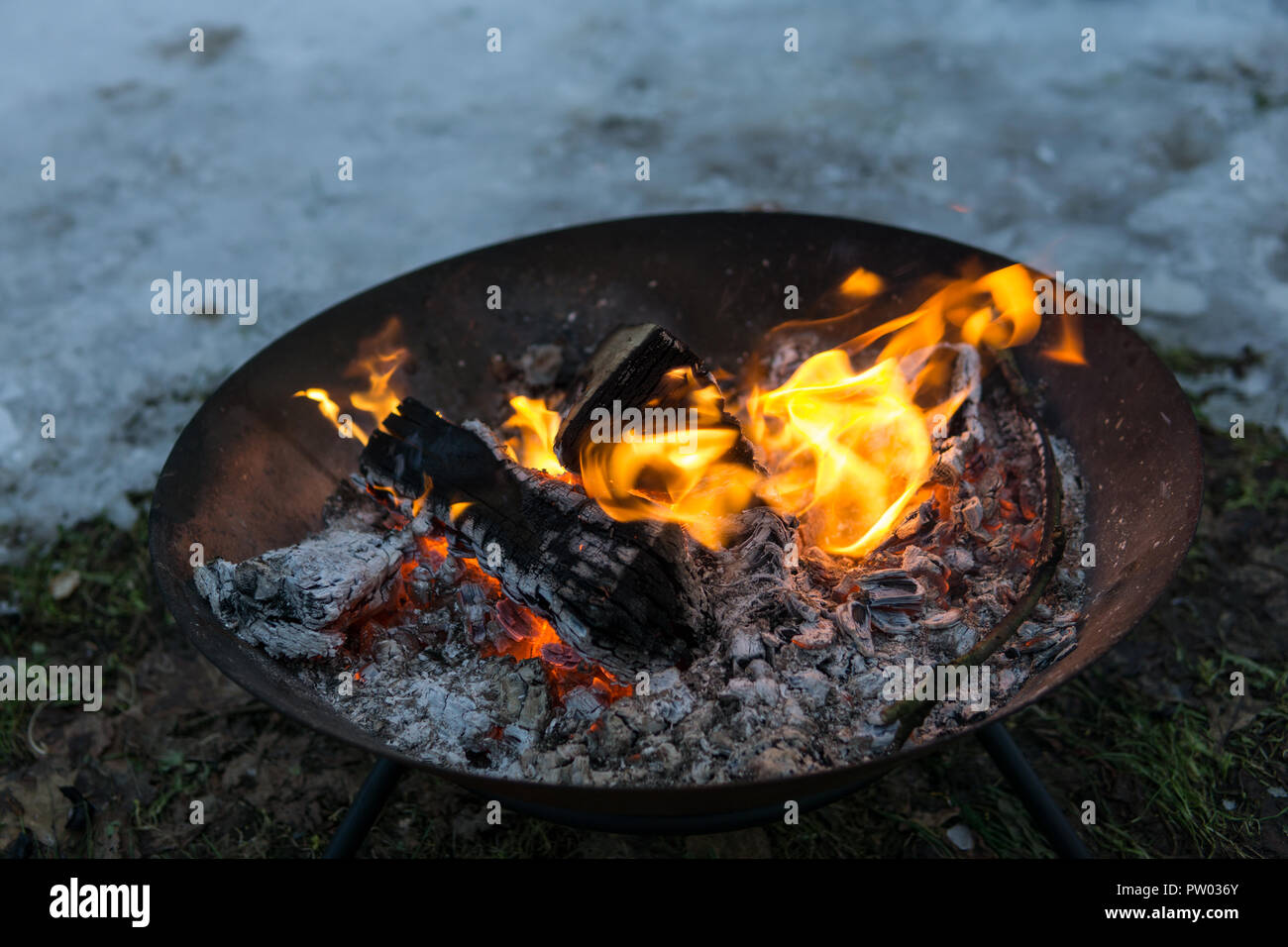 Fire bowl dans l'hiver à un marché de Noël, de l'Allemagne. Banque D'Images