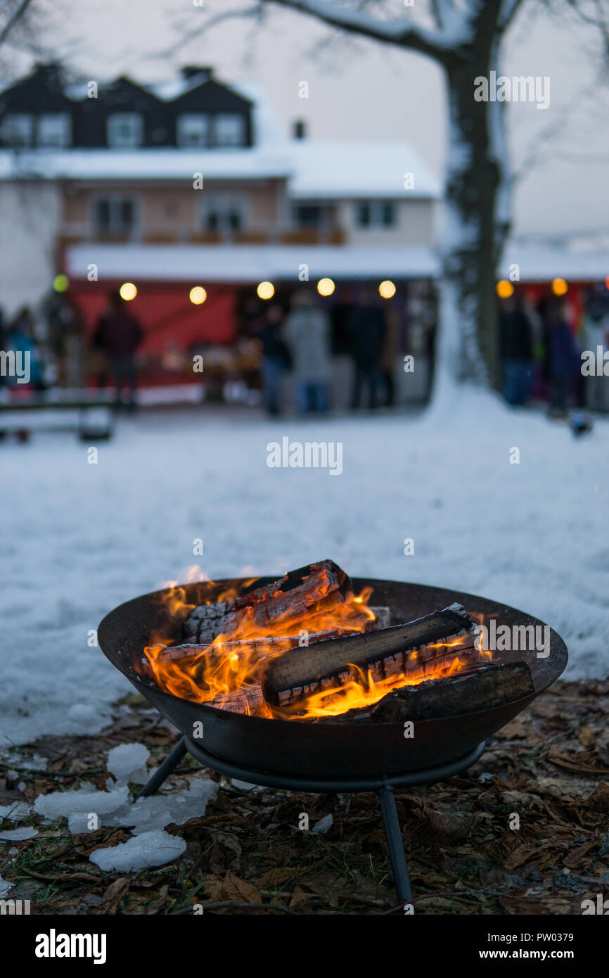 Fire bowl dans l'hiver à un marché de Noël, de l'Allemagne. Banque D'Images