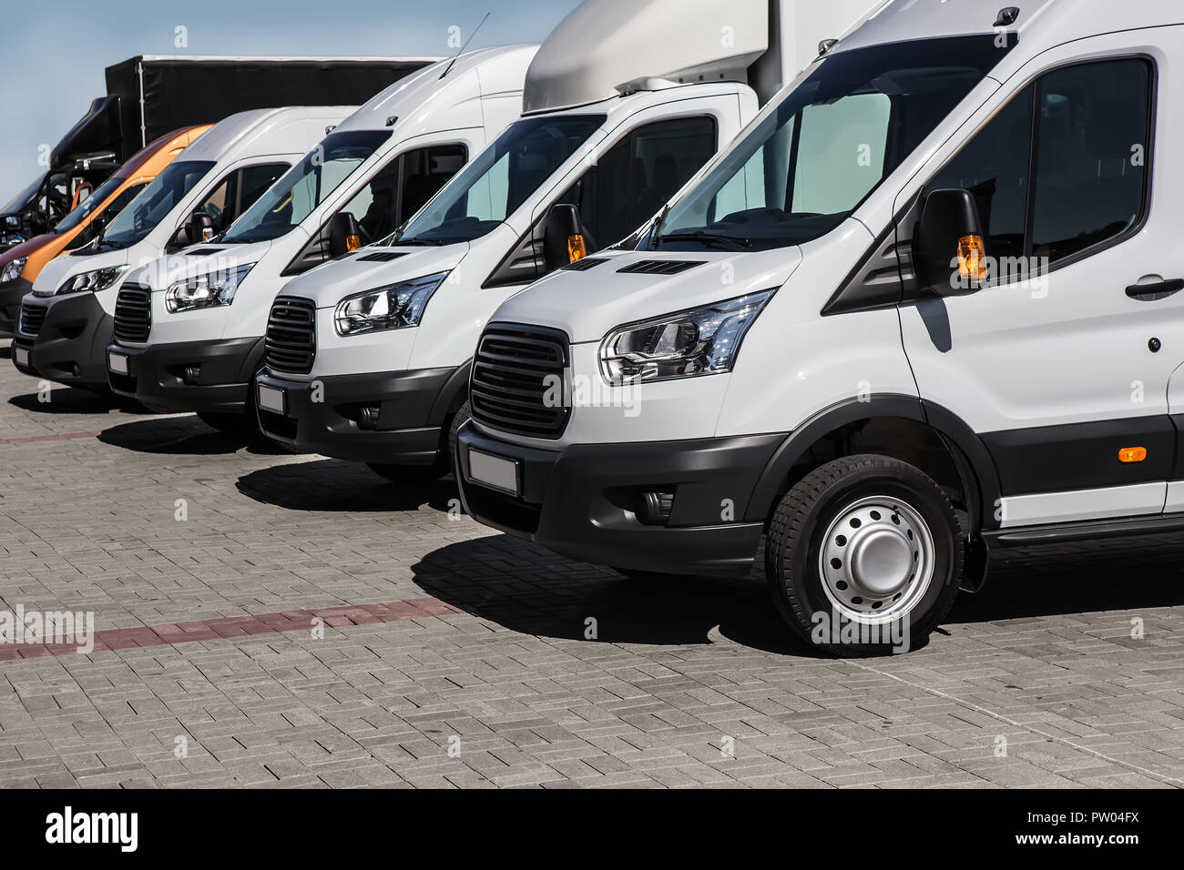 Nombre de nouveaux minibus et cars à l'extérieur blanc Banque D'Images Nombre de nouveaux minibus et cars à l'extérieur blanc Banque D'Images
