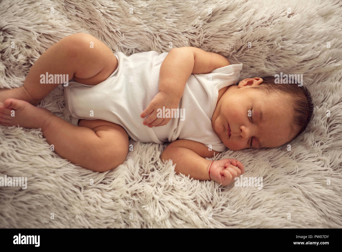 Bebe Dort Dans Un Reve D Emotions Nouveau Ne Garcon Endormi Paisiblement Photo Stock Alamy