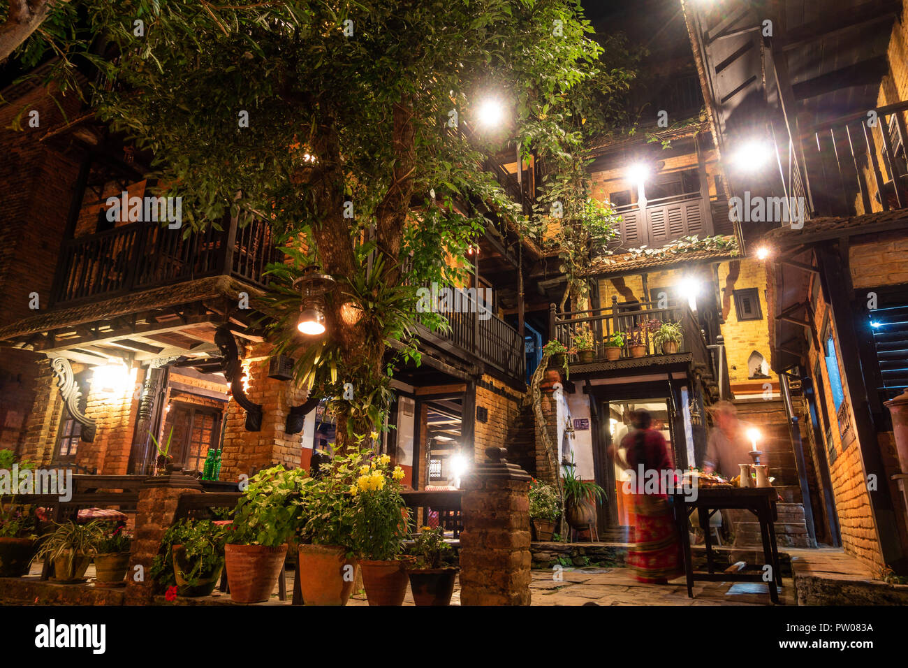 BANDIPUR, NÉPAL - CIRCA MAI 2018 : La Vieille Auberge hôtel la nuit. Il a été ouvert en 2000 et se compose de deux maisons traditionnelles newari. Banque D'Images