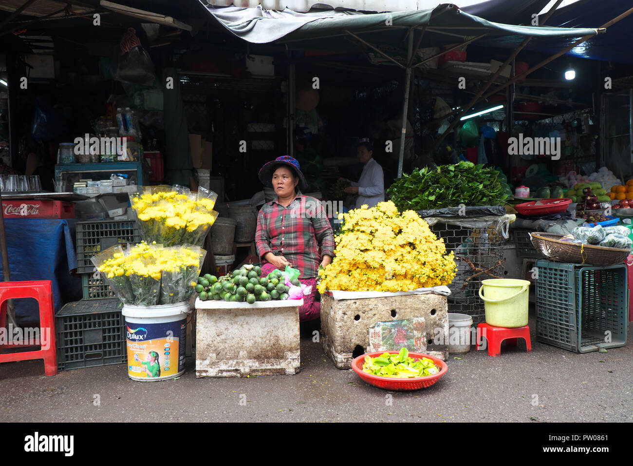 Hue Vietnam - fruits et fleurs à vendre dans le marché de Dong Ba à Hue Vietnam Août 2018 Banque D'Images