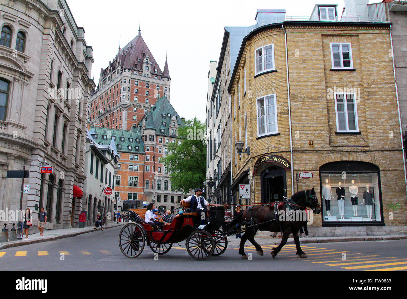 L'extraction d'un transport à travers des rues de la ville de Québec devant le Chateau Frontenac Banque D'Images