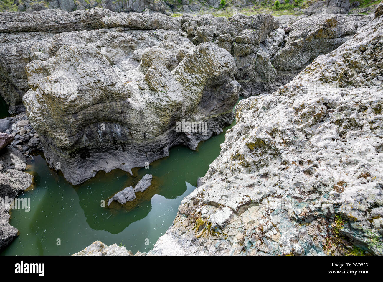 Printemps de jour vue prise à l'incroyable phénomène naturel du Canyon du diable en Bulgarie, également connu sous le nom de près de Studen Kladenetz Sheytan Dere dans réservoir Rhodopes. Les eaux vert merveilleux Banque D'Images