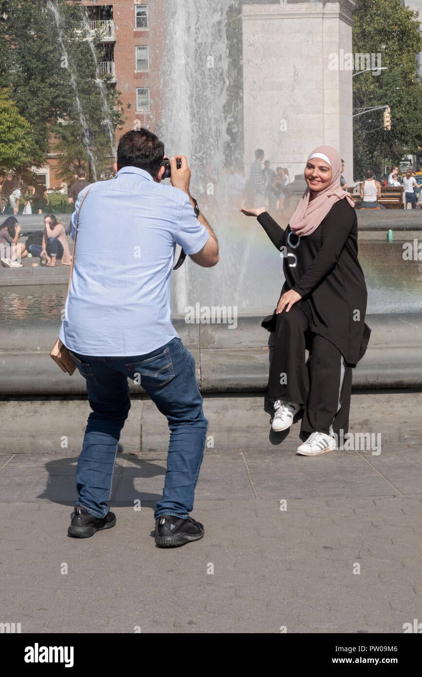 Une femme musulmane dans un hijab pose pour une photo près de la fontaine à Washington Square Park à Manhattan, New York City. Banque D'Images