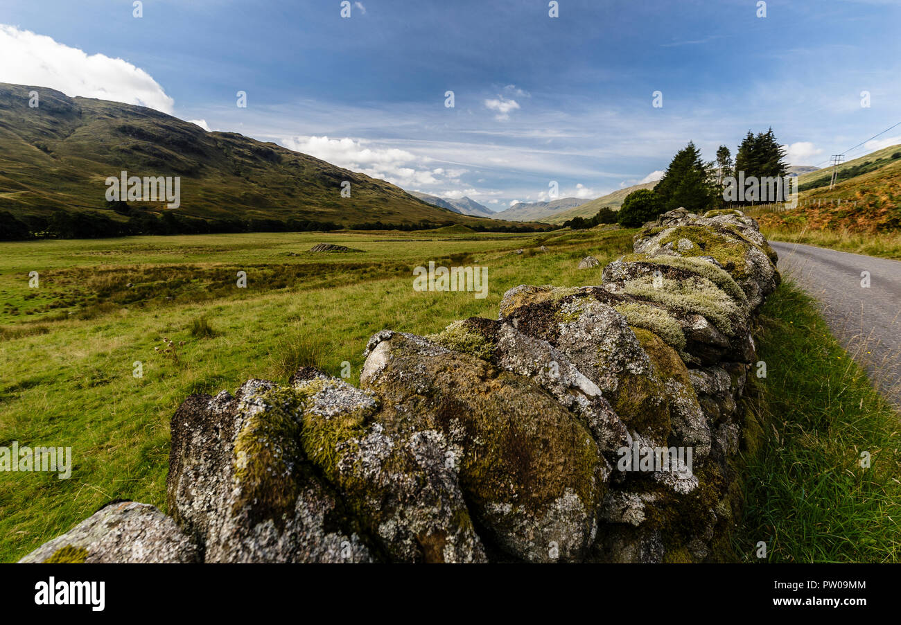 Mur de pierre couvert de mousse dans les highlands écossais, l'Ecosse Banque D'Images