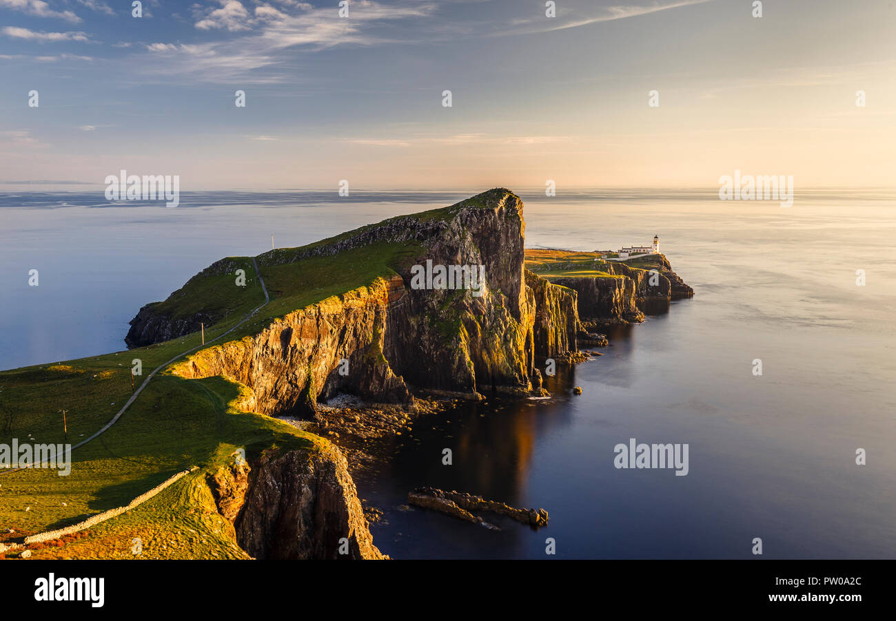 Les falaises et le phare de Neist Point sur l'île de Skye, en Écosse, au coucher du soleil Banque D'Images