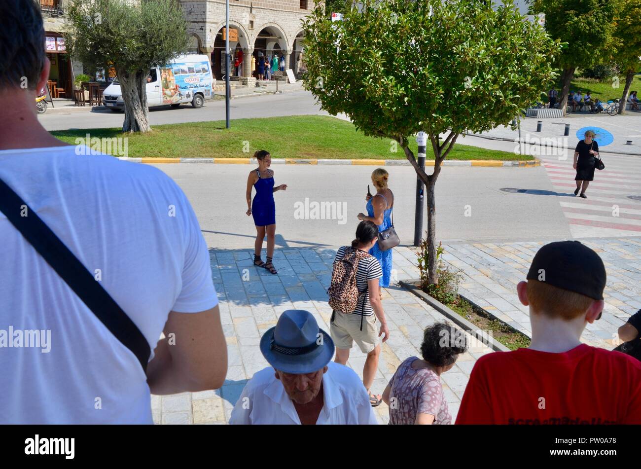 Une jeune femme pose pour une photographie en berat albanie Banque D'Images