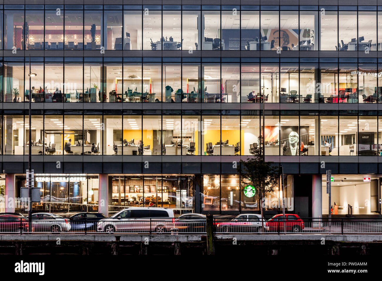 Albert Quay, Cork, Irlande. 27 octobre 2016. Tôt le matin, les travailleurs à leur bureau dans les bureaux à l'une de Albert Quay, Cork, Irlande. Banque D'Images