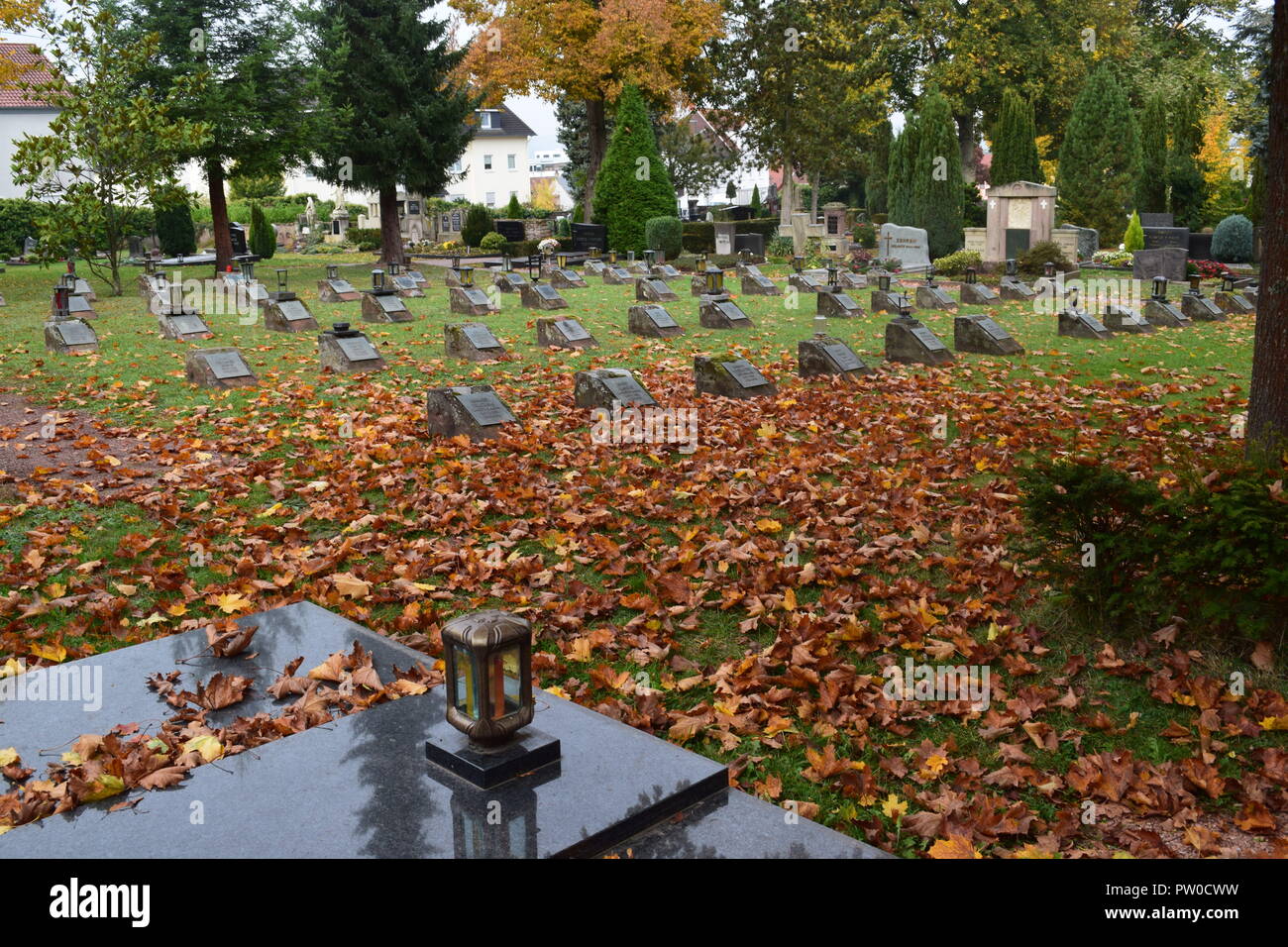 La pierre tombale du soldat soviétique pour dans un cimetière de guerre allemand (Kriegsgräberstätte - Ehrenfriedhof) de la WW1 Cemetery à Merzig, Allemagne Banque D'Images