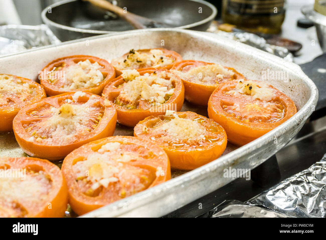 Délicieux avec des tomates au four fromage fondu sur le dessus au four pan Banque D'Images