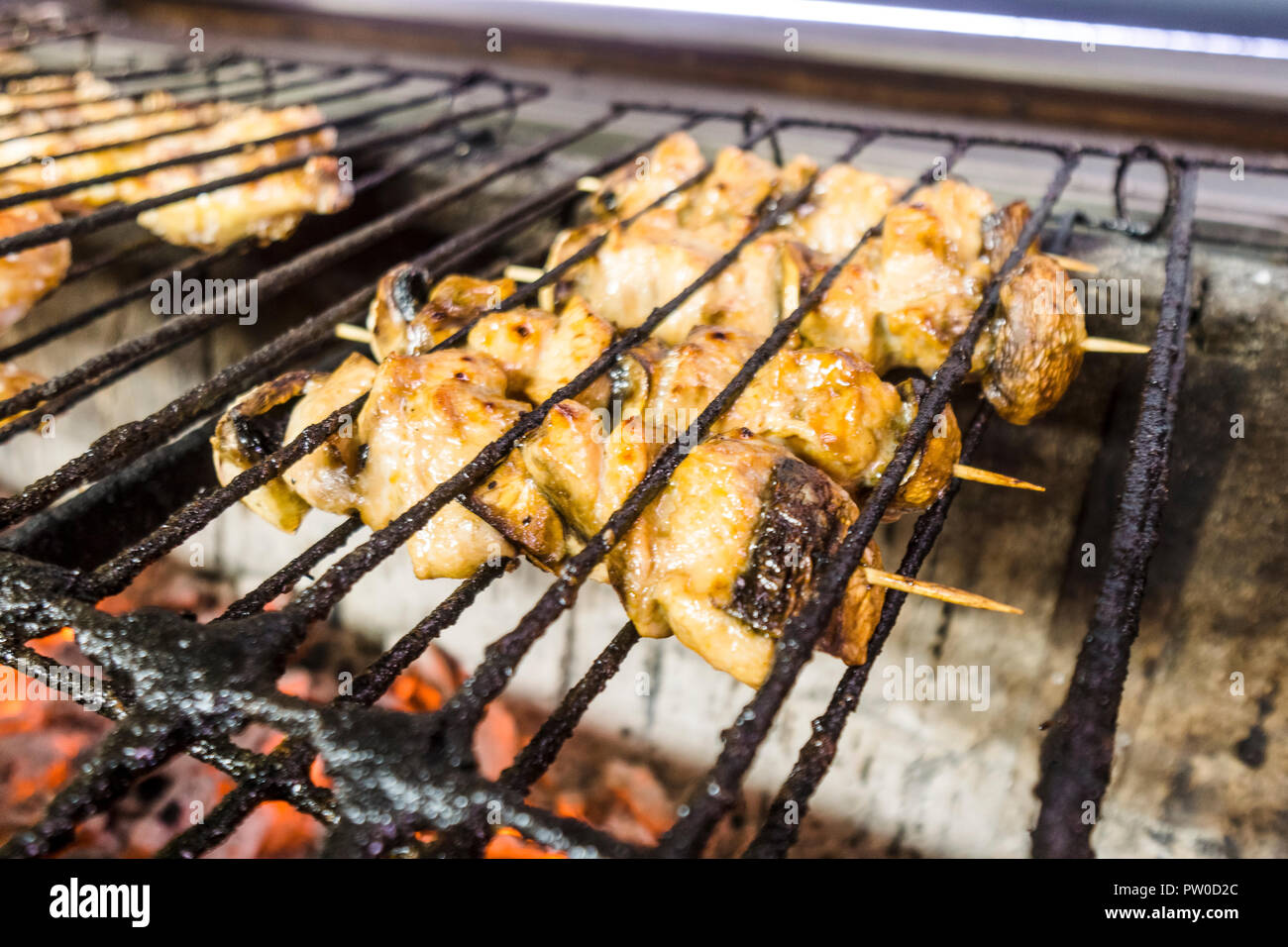 Les brochettes sur un barbecue au charbon de bois dans le restaurant Banque D'Images