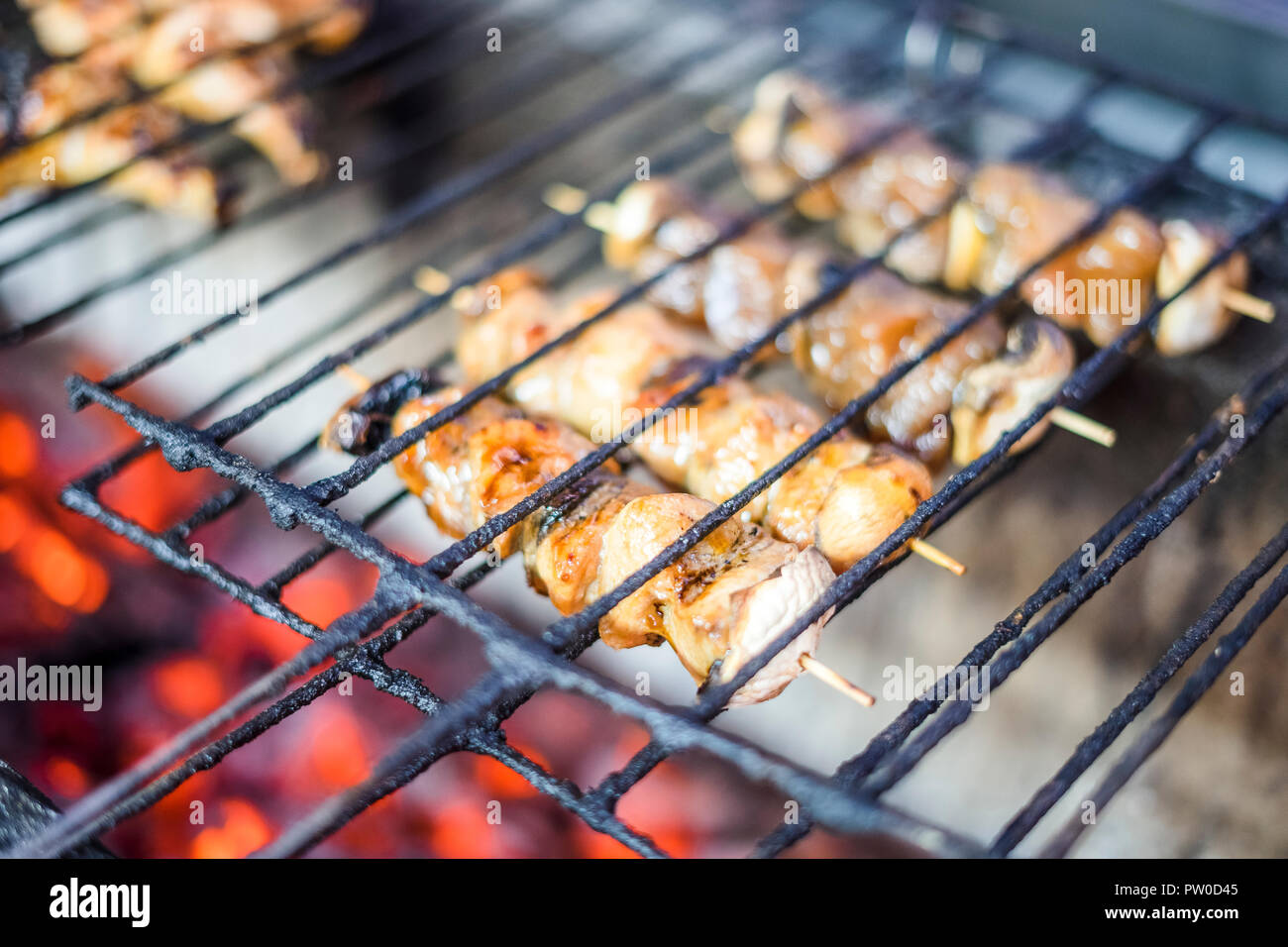 Beaucoup de viande au barbecue Brochettes sur du charbon de bois dans le restaurant Banque D'Images