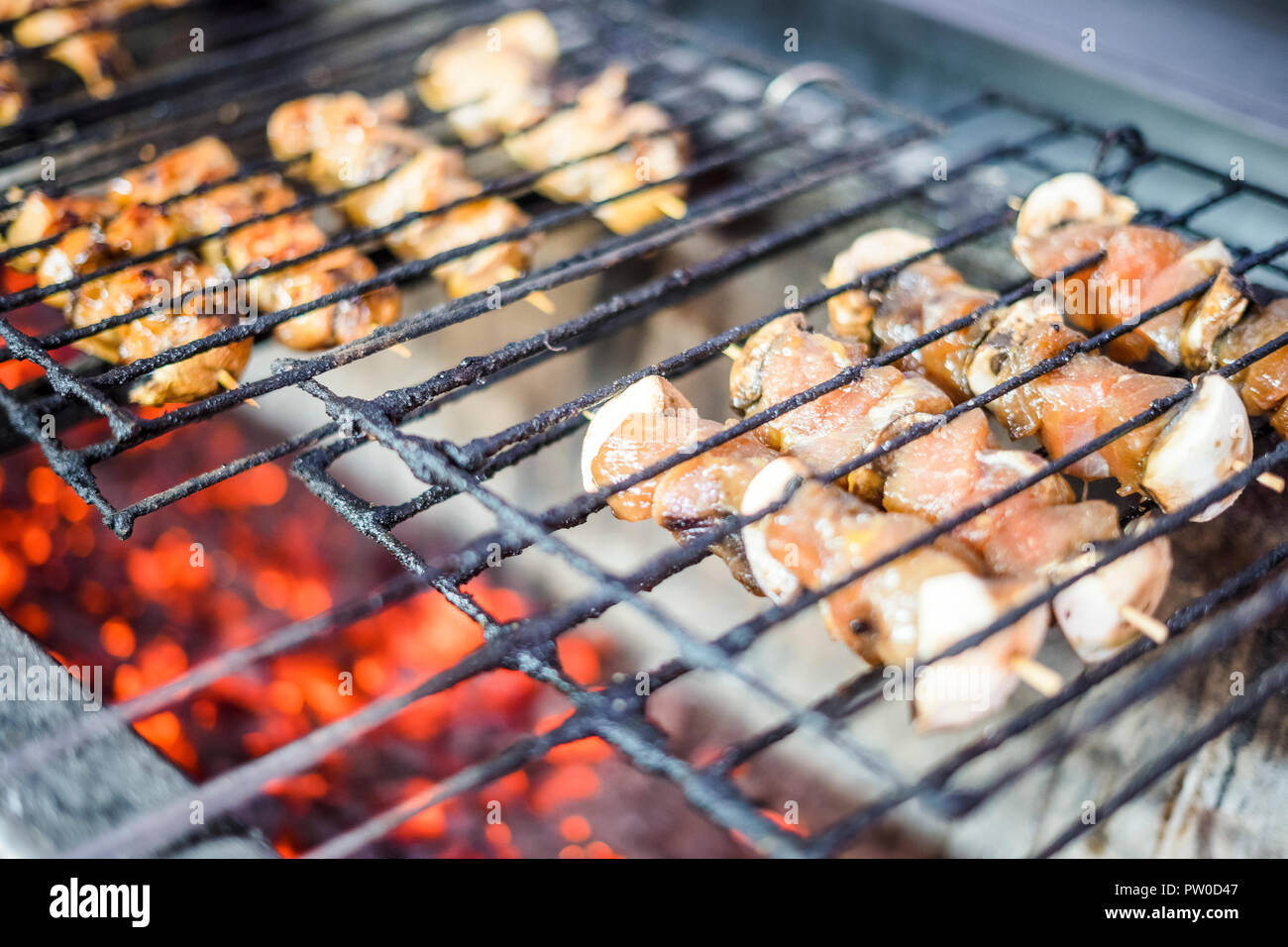 Beaucoup de viande au barbecue Brochettes sur du charbon de bois dans le restaurant Banque D'Images