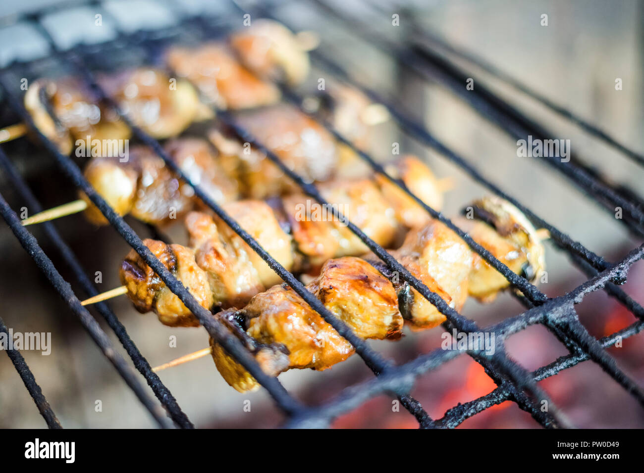 Beaucoup de viande au barbecue Brochettes sur du charbon de bois dans le restaurant Banque D'Images