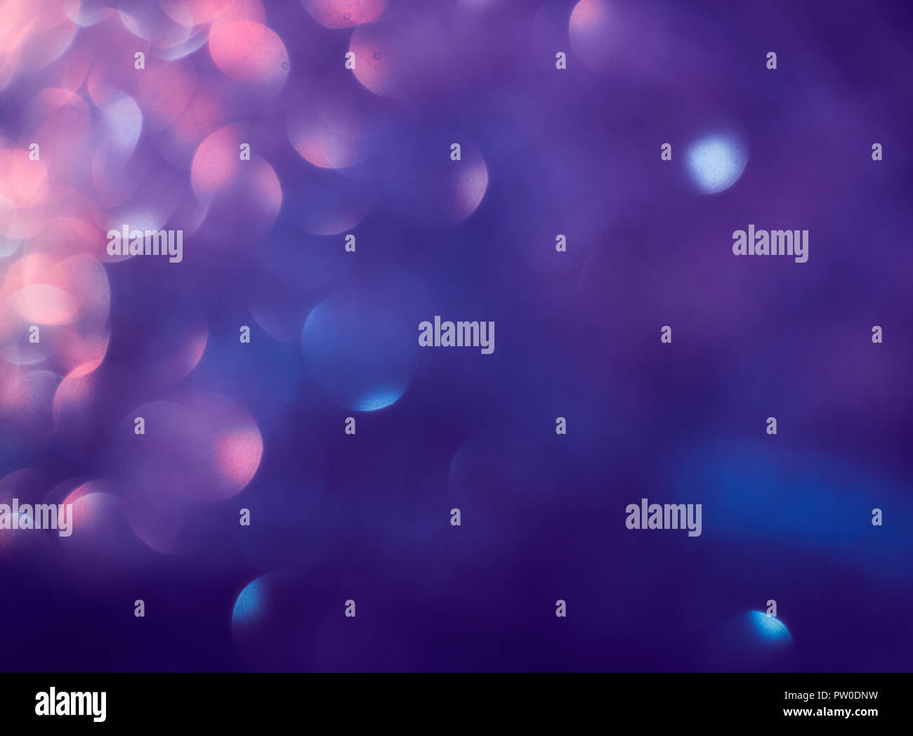 Purple glitter lumières fond flou artistique. lumière douce. reflets. abstract colorful background. Banque D'Images