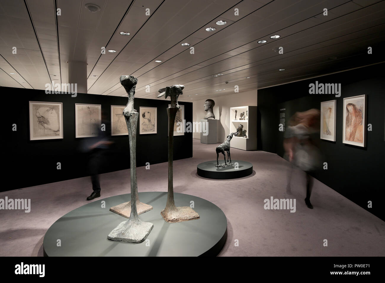 Le travail d'Elisabeth Frink sur l'affichage à l'Elisabeth Frink les humains et les autres animaux d'aperçu d'exposition au Sainsbury Centre for Visual Arts de Norwich, Norfolk. ASSOCIATION DE PRESSE Photo. Photo date : Jeudi 11 octobre 2018. L'exposition offrira de nouvelles perspectives et examiner ses débuts et bohème radical dans les années 1950, Londres, de réévaluer l'un des plus importants sculpteurs britanniques du xxe siècle. Crédit photo doit se lire : Chris Radburn/PA Wire Banque D'Images