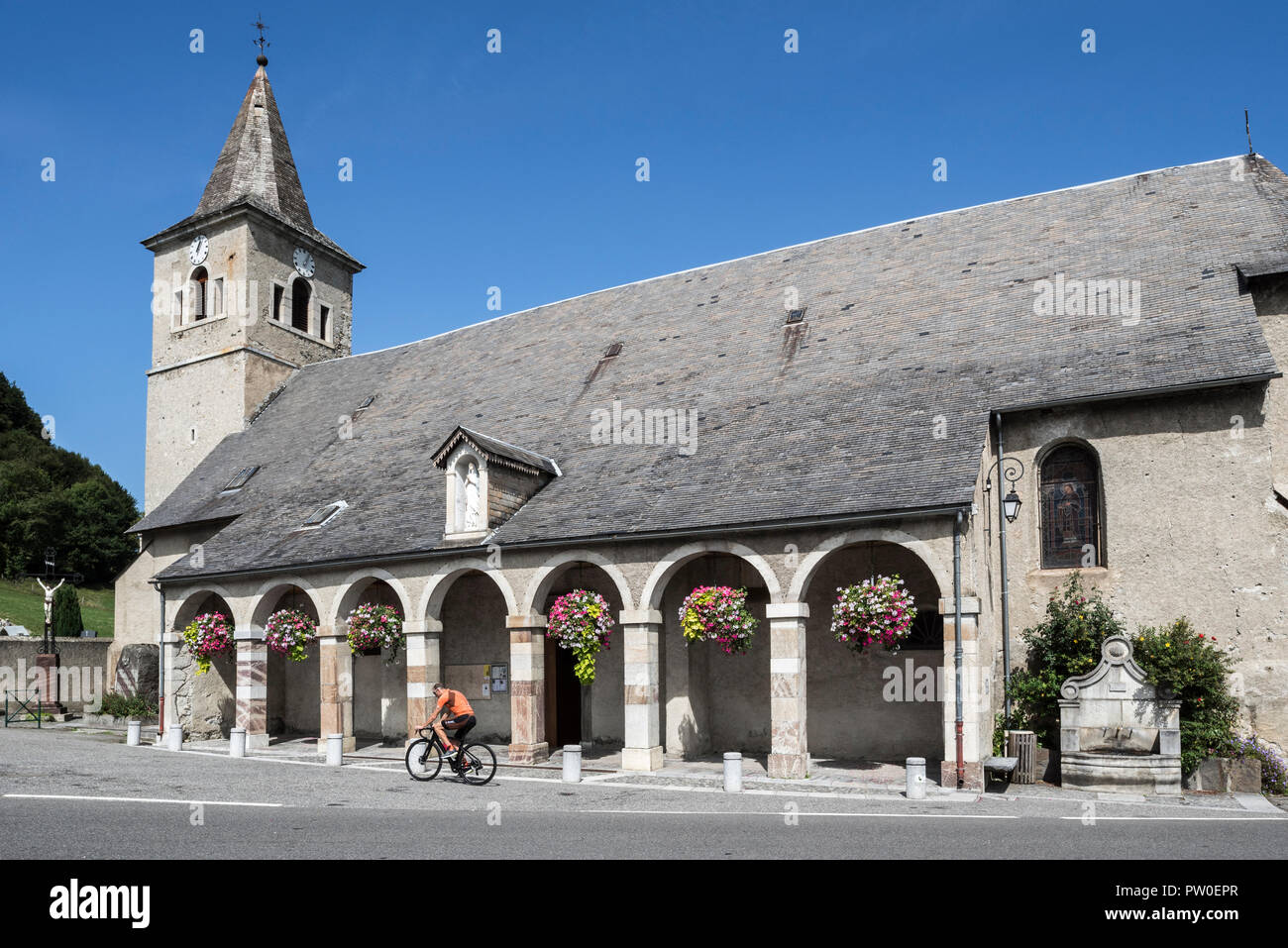 Circonscription cycliste en face de l'église de Notre-Dame-de-l'Assomption à Sainte-Marie-de-Campan, Hautes-Pyrénées, France Banque D'Images