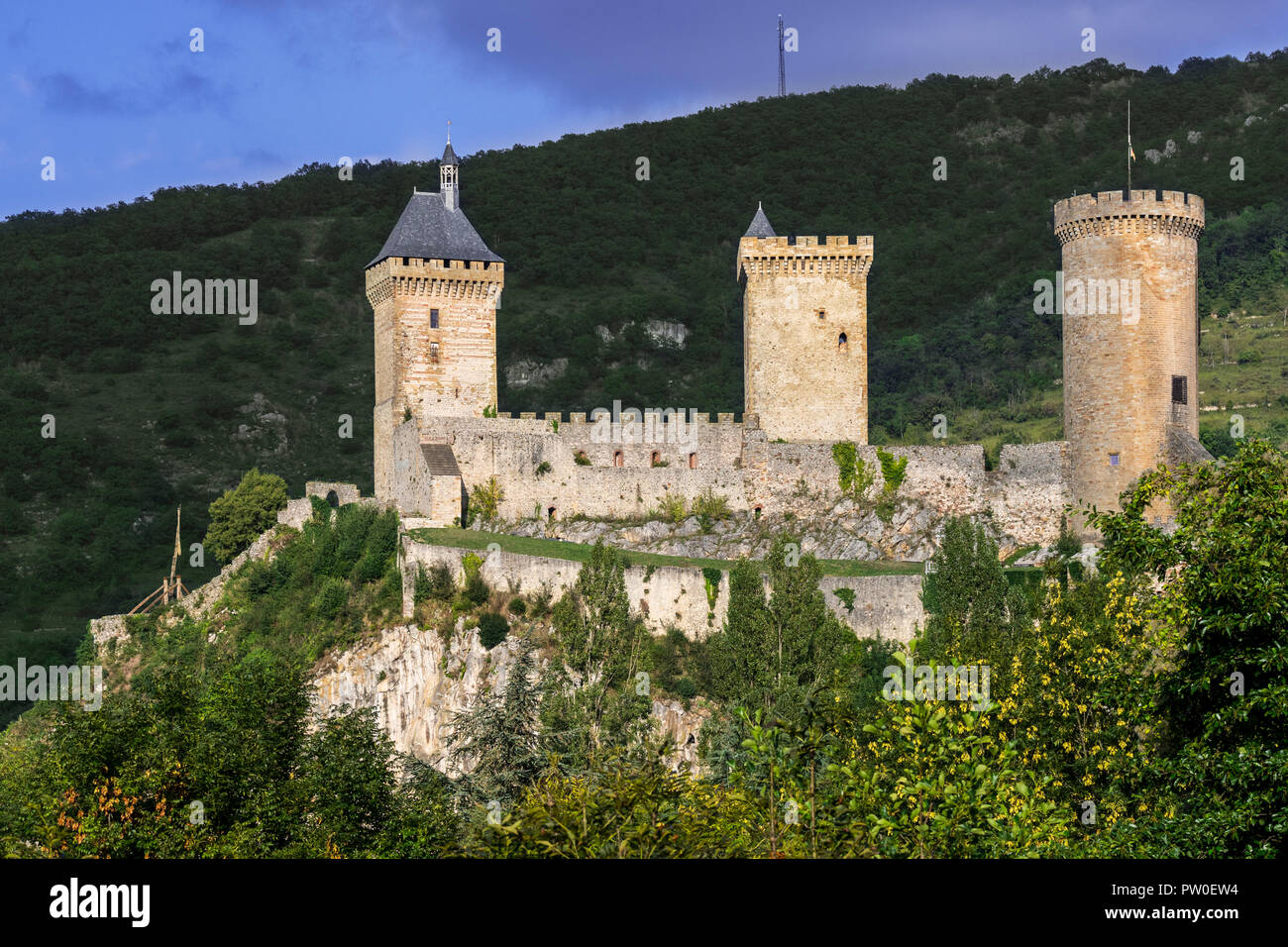 Le Château médiéval de Foix Château qui domine la ville de Foix, Ariège, Occitanie, France Banque D'Images