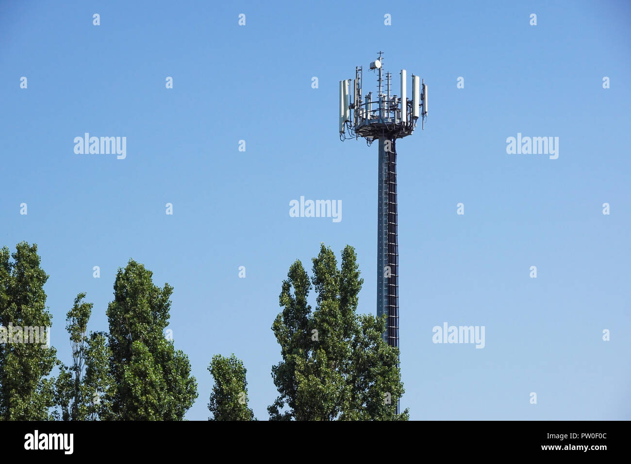 Silhouette d'antennes de télévision un mât de télécommunication crammer gsm Banque D'Images