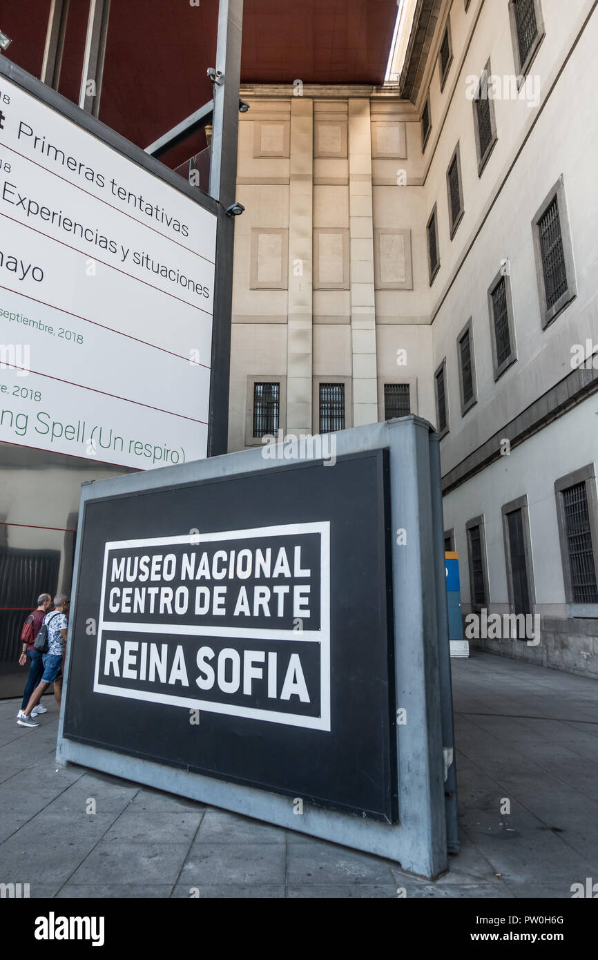 Entrée du musée Reina Sofía, HCMC, Espagne.Museo Nacional Centro de Arte Reina Sofía de Madrid est le musée national de l'Espagne du xxe siècle. Banque D'Images