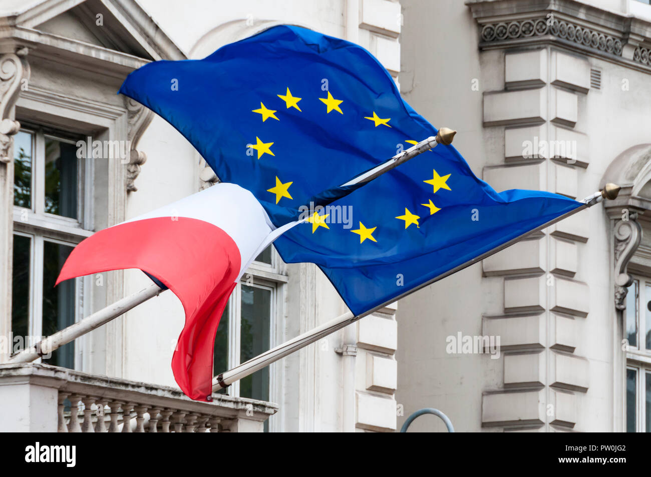 Drapeaux de l'Union européenne et française à l'extérieur du Consulat de France à Londres. Banque D'Images