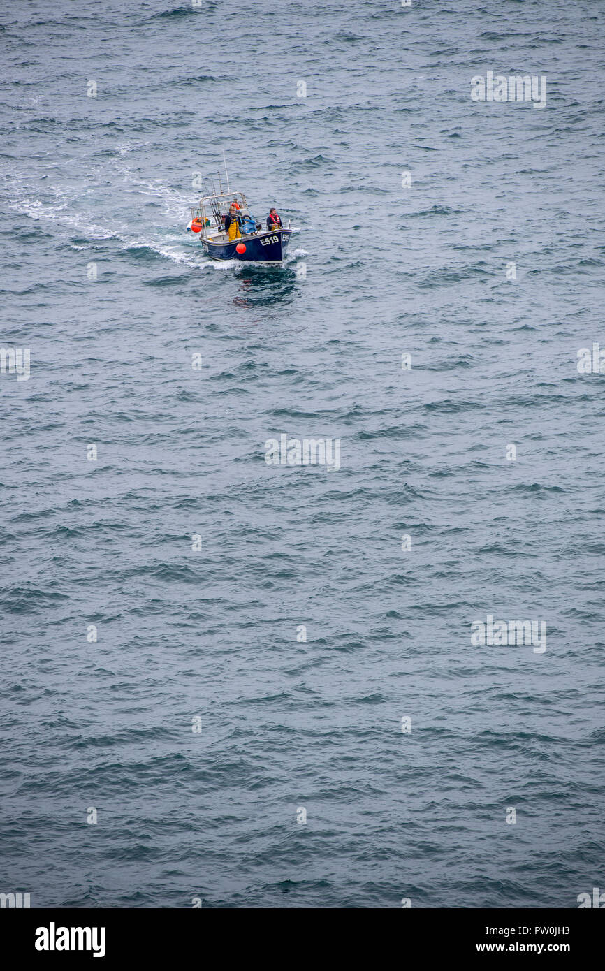 Deux pêcheurs dans une barque sur la mer de retourner à Boscastle Harbour à Cornwall, England, UK Banque D'Images