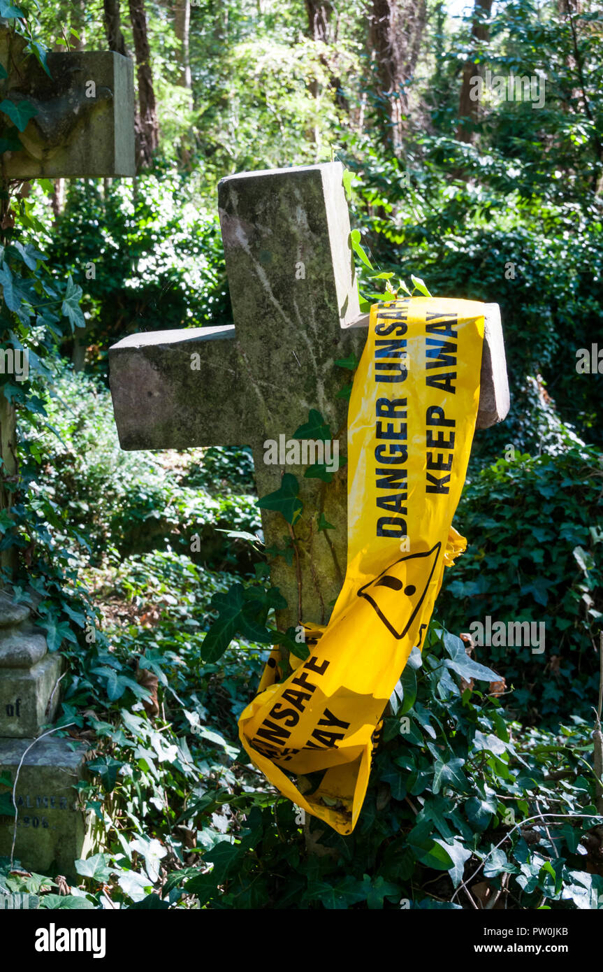 Un avertissement sur une pierre tombale dans le Cimetière de Highgate, Londres. Banque D'Images