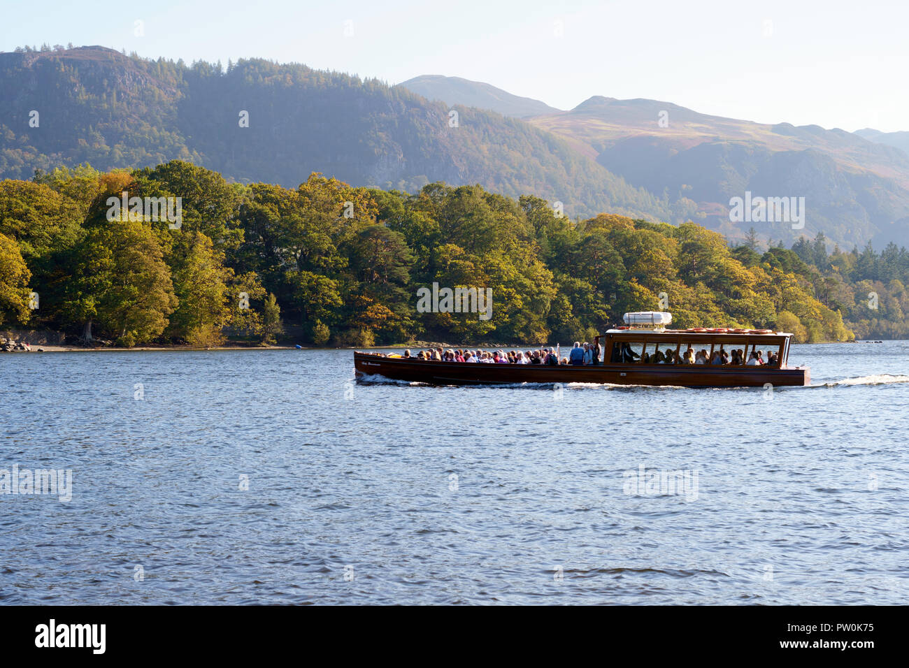 Le bateau de l'entreprise Lancement de Keswick Dame Derwentwater Keswick approche avec une pleine charge de passagers, Cumbria, England, UK Banque D'Images