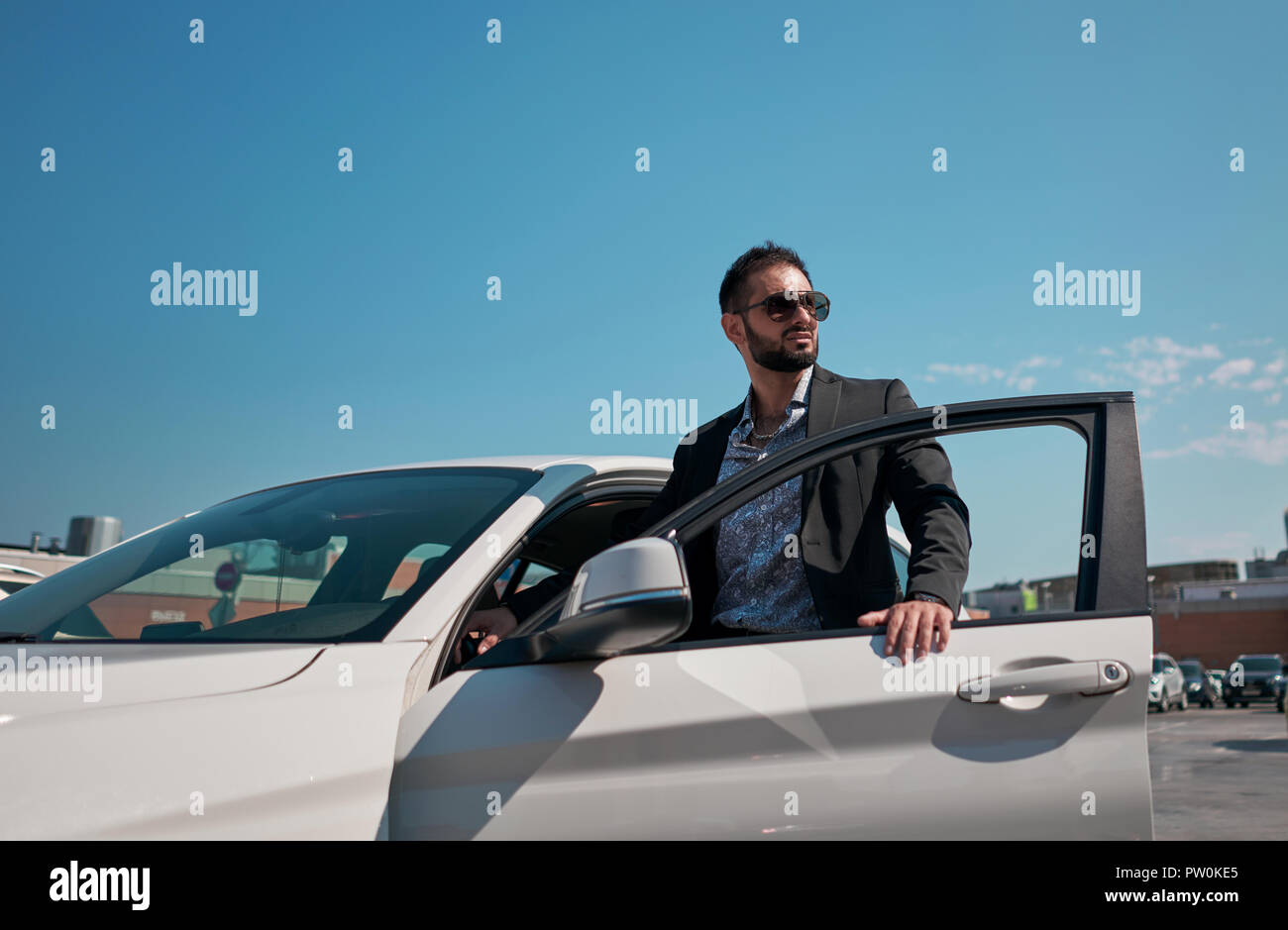 Bel homme dans une voiture de luxe Banque de photographies et d’images ...