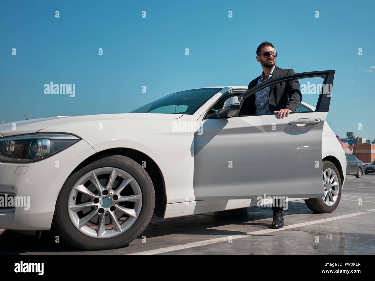 Bel homme dans une voiture de luxe Banque de photographies et d’images ...