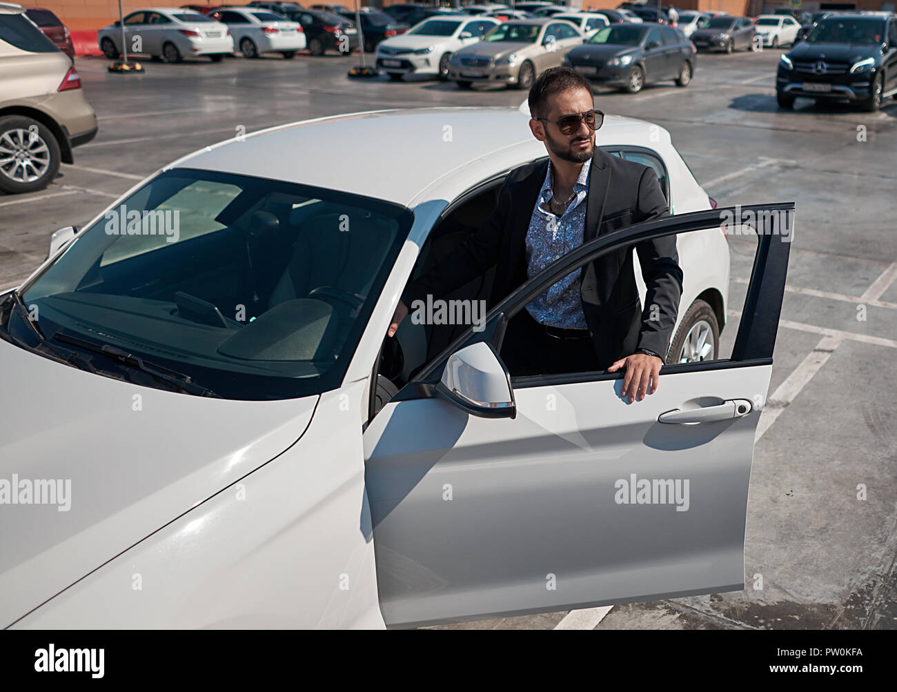 Bel homme dans une voiture de luxe Banque de photographies et d’images ...