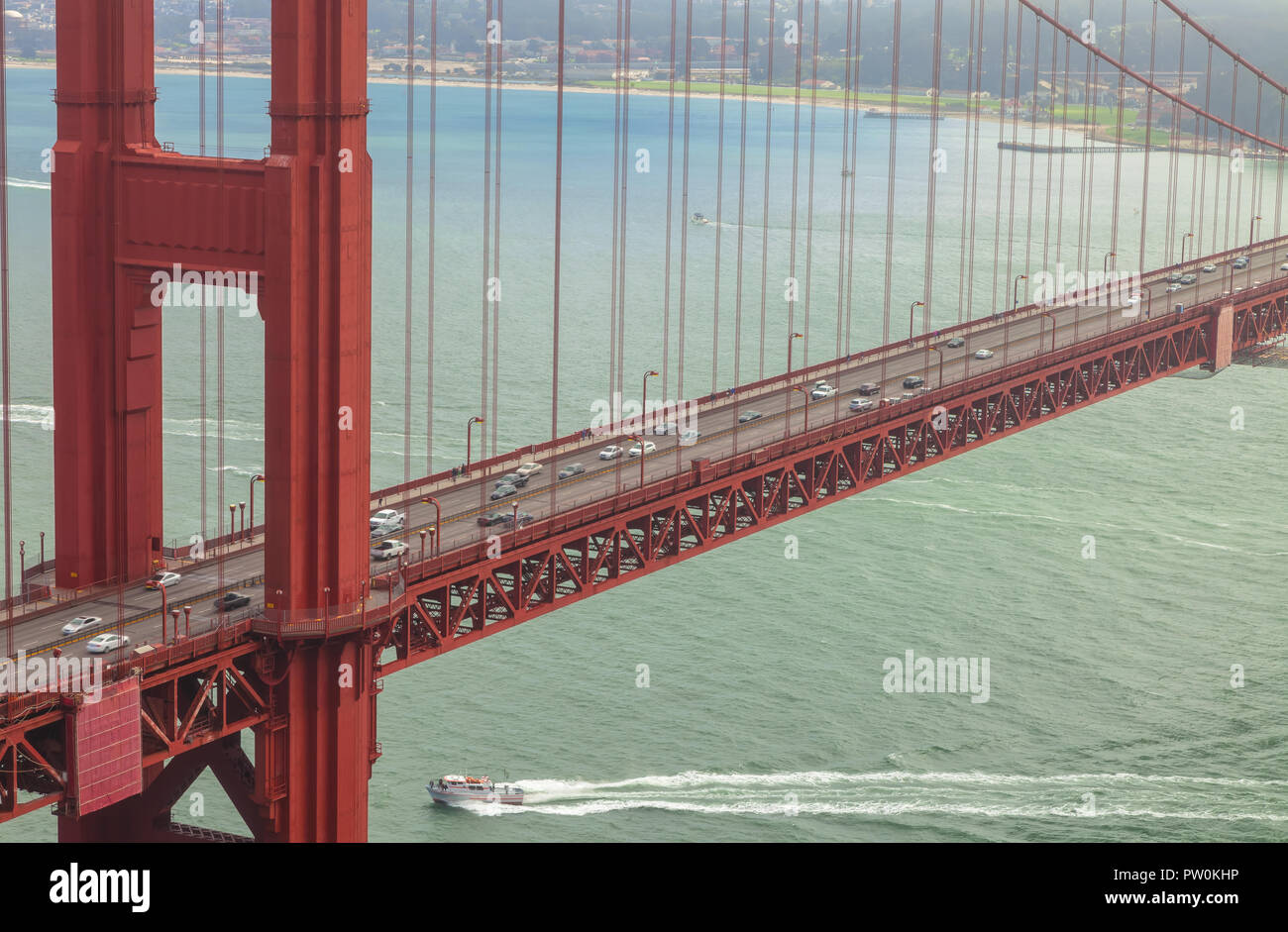 Le Golden Gate Bridge sous un ciel couvert matin, San Francisco, California, United States Banque D'Images