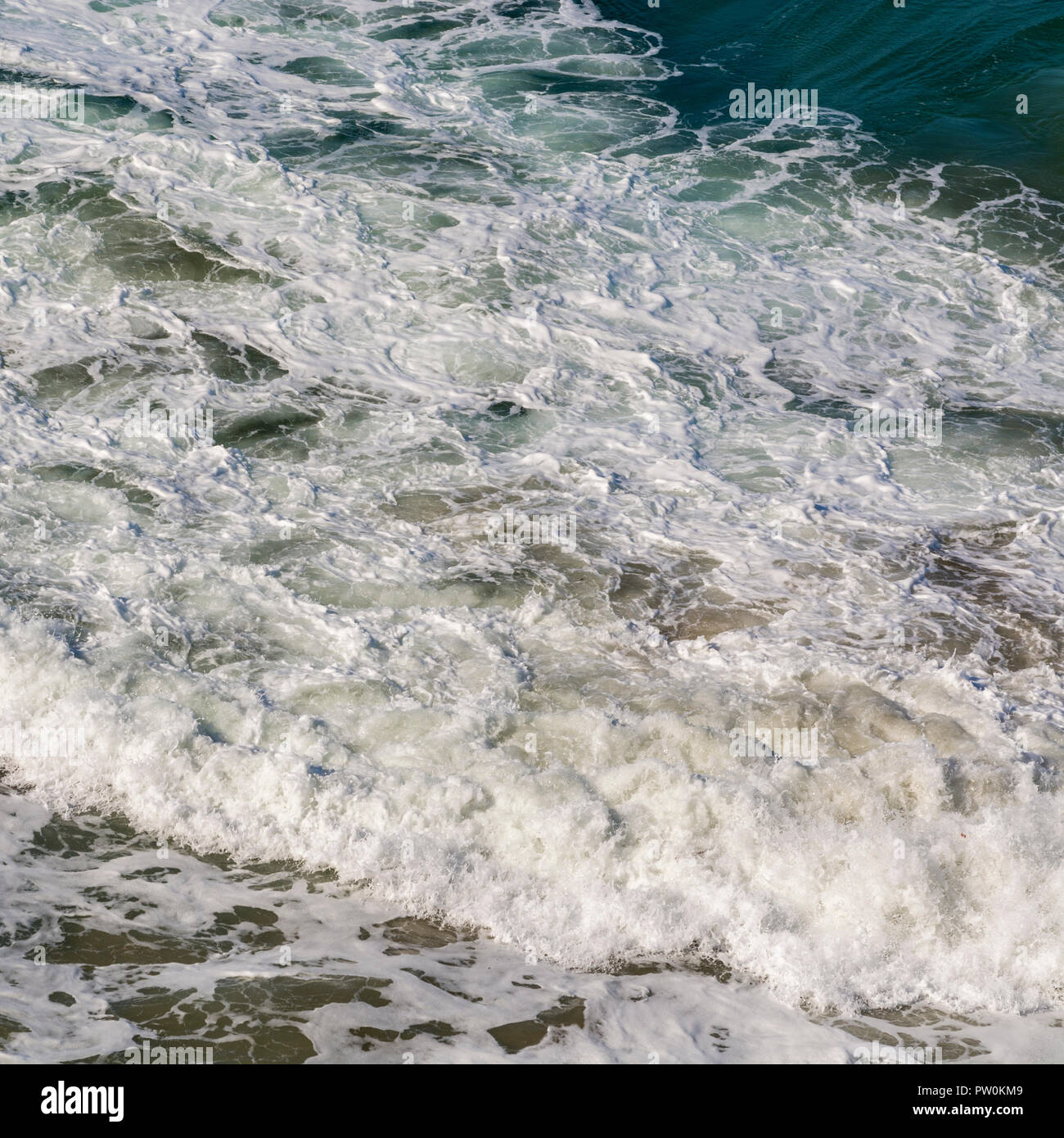 Plan à grand angle de la mer de muring / vagues se brisant et se dissipant. Banque D'Images