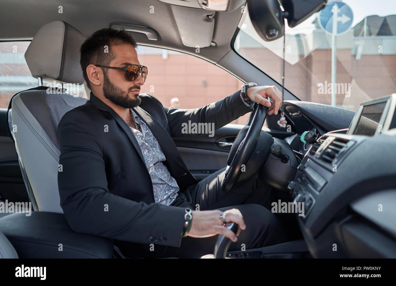 Bel homme dans une voiture de luxe Banque de photographies et d’images ...