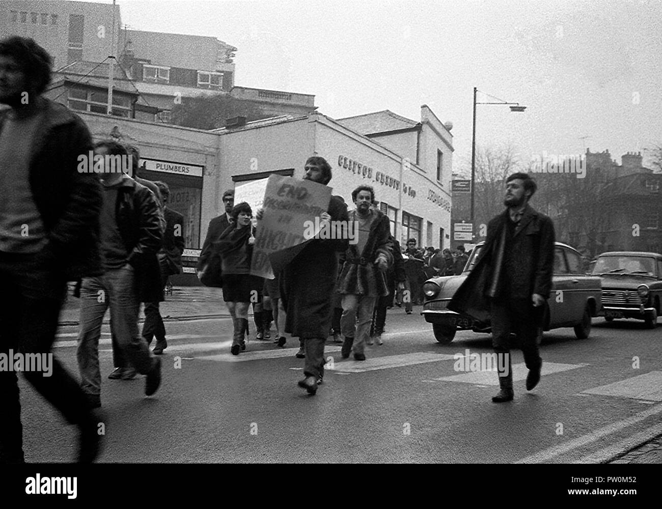 Manifestants étudiants mars à Clifton à Bristol University's Sénat Chambre bâtiment administratif au début d'un sit-in de protestation qui a commencé le 5 décembre 1968 et s'est poursuivie pendant 11 jours. Les étudiants faisaient campagne pour une plus grande influence dans la gestion de l'université. Ils voulaient également l'union des étudiants de l'université à s'ouvrir à des étudiants d'autres établissements scolaires de la ville. Banque D'Images Manifestants étudiants mars à Clifton à Bristol University's Sénat Chambre bâtiment administratif au début d'un sit-in de protestation qui a commencé le 5 décembre 1968 et s'est poursuivie pendant 11 jours. Les étudiants faisaient campagne pour une plus grande influence dans la gestion de l'université. Ils voulaient également l'union des étudiants de l'université à s'ouvrir à des étudiants d'autres établissements scolaires de la ville. Banque D'Images