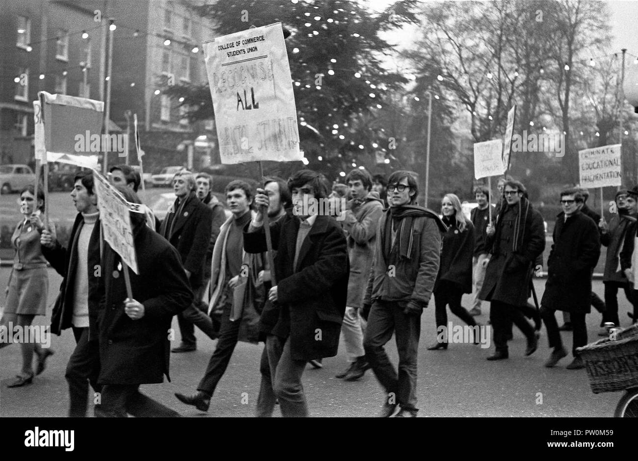 Manifestants étudiants mars à Clifton à Bristol University's Sénat Chambre bâtiment administratif au début d'un sit-in de protestation qui a commencé le 5 décembre 1968 et s'est poursuivie pendant 11 jours. Les étudiants faisaient campagne pour une plus grande influence dans la gestion de l'université. Ils voulaient également l'union des étudiants de l'université à s'ouvrir à des étudiants d'autres établissements scolaires de la ville. Banque D'Images