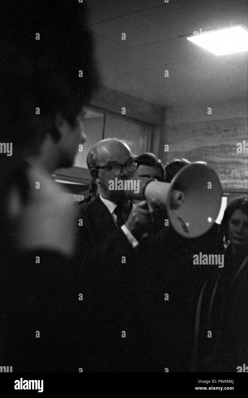 L'Université de Bristol's Vice-chancelier, le professeur Roderick Collar, adresses manifestants étudiants prenant part à un sit-in de protestation à l'intérieur de la Chambre du Sénat de l'université bâtiment administratif en décembre 1968. Les étudiants ont occupé l'immeuble le 5 décembre et j'y ai passé 11 jours. Ils faisaient campagne pour une plus grande influence dans la gestion de l'université. Ils voulaient également l'union des étudiants de l'université à s'ouvrir à des étudiants d'autres établissements scolaires de la ville. Banque D'Images L'Université de Bristol's Vice-chancelier, le professeur Roderick Collar, adresses manifestants étudiants prenant part à un sit-in de protestation à l'intérieur de la Chambre du Sénat de l'université bâtiment administratif en décembre 1968. Les étudiants ont occupé l'immeuble le 5 décembre et j'y ai passé 11 jours. Ils faisaient campagne pour une plus grande influence dans la gestion de l'université. Ils voulaient également l'union des étudiants de l'université à s'ouvrir à des étudiants d'autres établissements scolaires de la ville. Banque D'Images