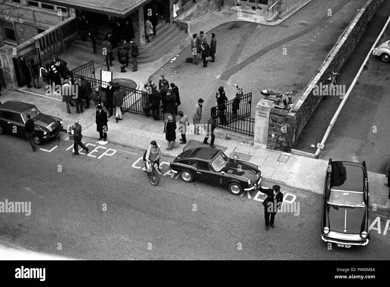 Police et appuyez sur rassembler à l'extérieur d'un sit-in de protestation étudiants à l'Université de Bristol's Sénat Chambre bâtiment administratif en 1968. Les étudiants ont marché sur le bâtiment le 5 décembre et a pris la relève pendant 11 jours. Ils faisaient campagne pour une plus grande influence dans la gestion de l'université. Ils voulaient également l'union des étudiants de l'université à s'ouvrir à des étudiants d'autres établissements scolaires de la ville. Banque D'Images Police et appuyez sur rassembler à l'extérieur d'un sit-in de protestation étudiants à l'Université de Bristol's Sénat Chambre bâtiment administratif en 1968. Les étudiants ont marché sur le bâtiment le 5 décembre et a pris la relève pendant 11 jours. Ils faisaient campagne pour une plus grande influence dans la gestion de l'université. Ils voulaient également l'union des étudiants de l'université à s'ouvrir à des étudiants d'autres établissements scolaires de la ville. Banque D'Images