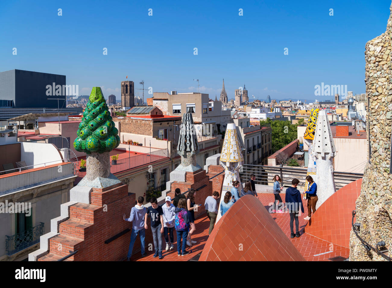 Visiteurs sur le toit d'Antoni Gaudi, Palau Guell, El Raval, Barcelone, Espagne Banque D'Images