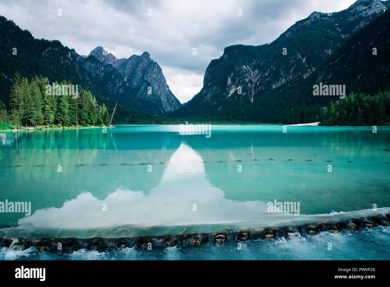 Dobbiaco Lake dans les Dolomites Alpes, Italie. Banque D'Images