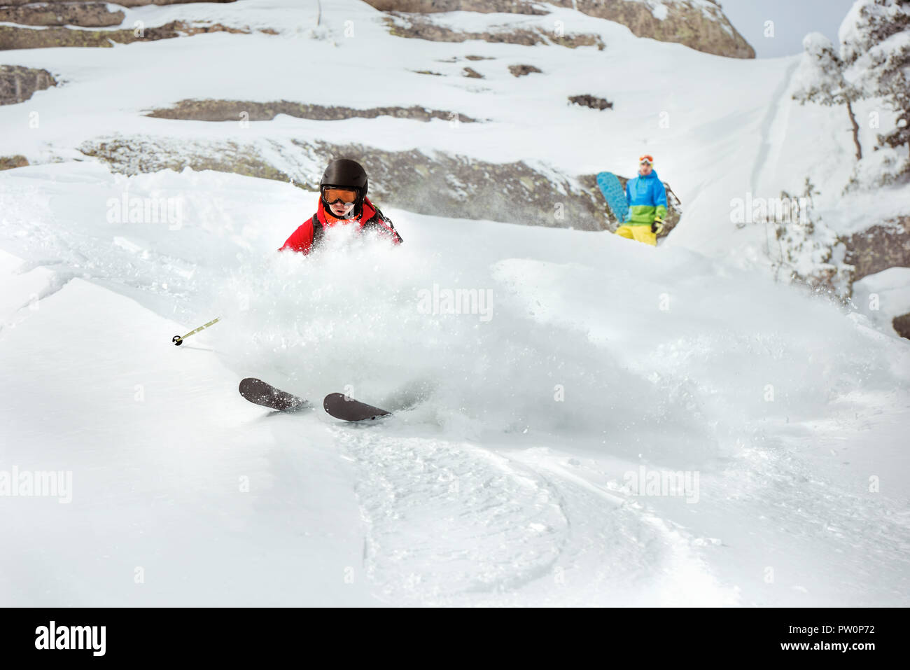 Freerides ski hors piste à contre pente snowboarder et falaise. Concept de ski Banque D'Images