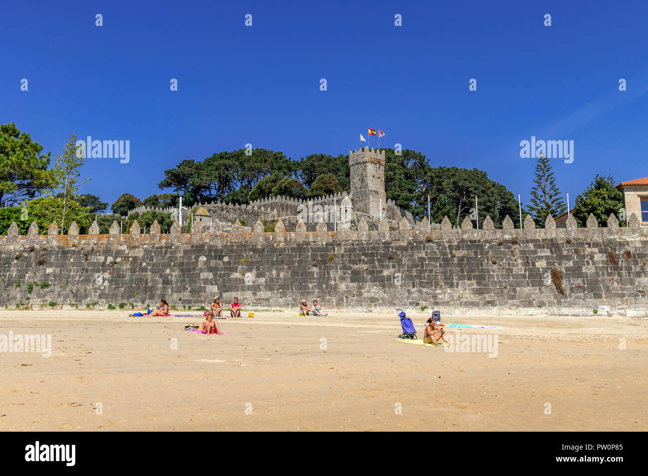 Plage de Ribeira et château de Monterreal, Bayona / Baiona Vigo Espagne Banque D'Images