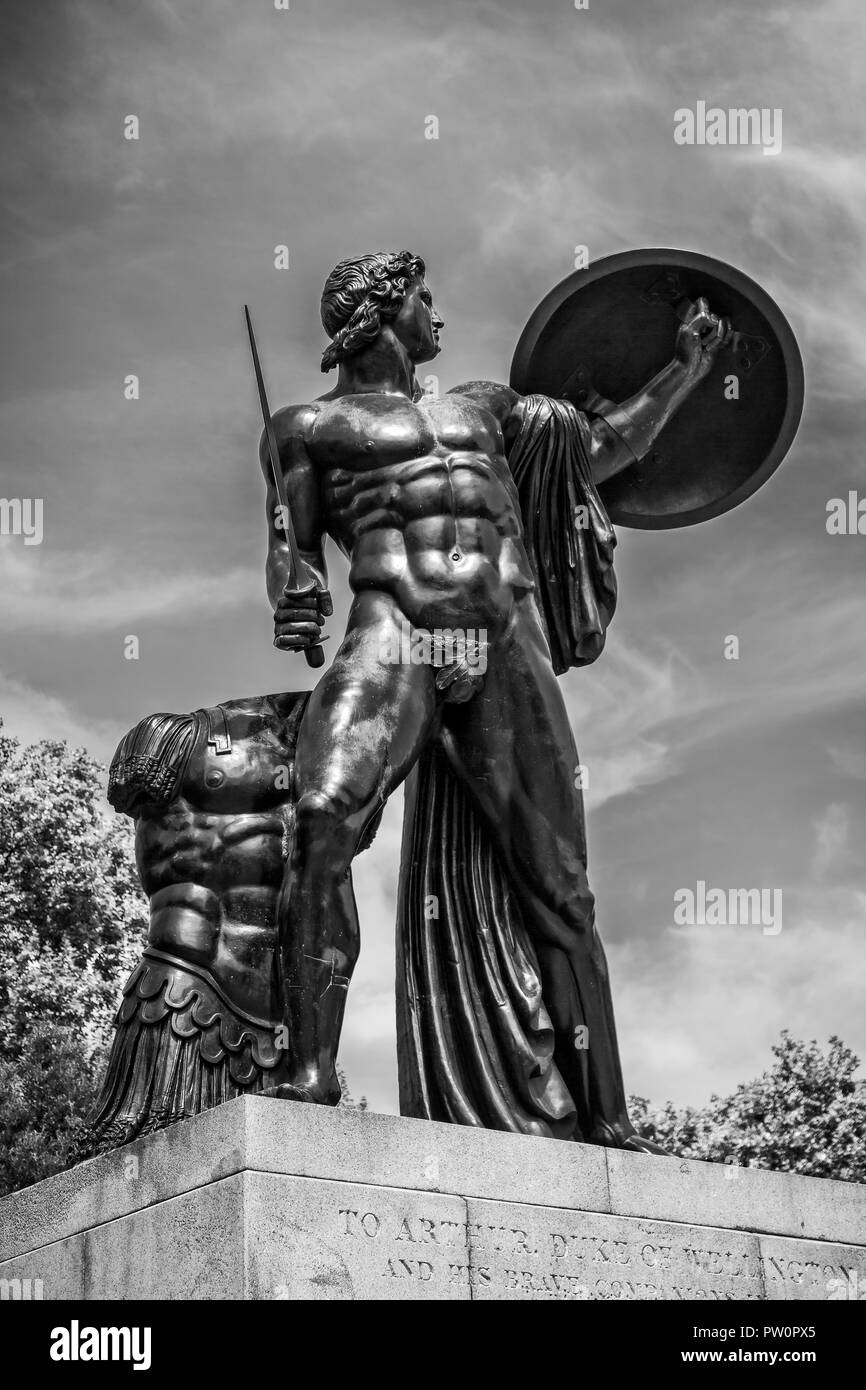 Le Monument Wellington d'Achille en noir et blanc prises dans Hyde Park, Londres, Royaume-Uni le 26 juillet 2014 Banque D'Images