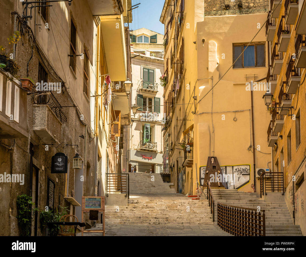 Ruelles traditionnelles de la vieille partie touristique de Cagliari, la capitale de l'île italienne de Sardaigne en Italie Banque D'Images Ruelles traditionnelles de la vieille partie touristique de Cagliari, la capitale de l'île italienne de Sardaigne en Italie Banque D'Images
