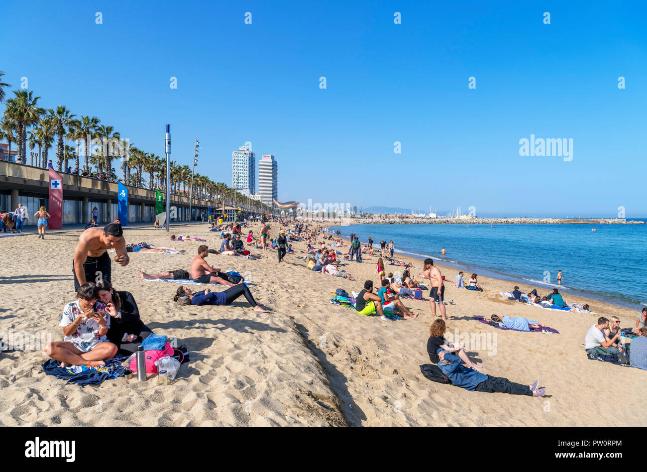 La plage de Barcelone. La plage de La Barceloneta (Platja de la Barceloneta), Barcelone, Espagne Banque D'Images