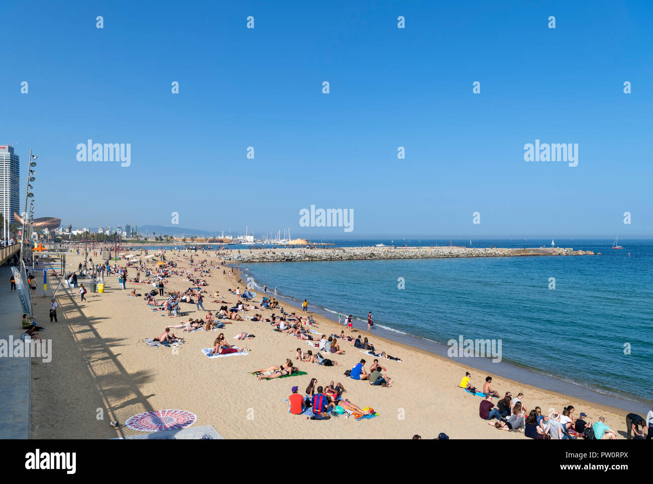 La plage de Barcelone. La plage de La Barceloneta (Platja de la Barceloneta), Barcelone, Espagne Banque D'Images