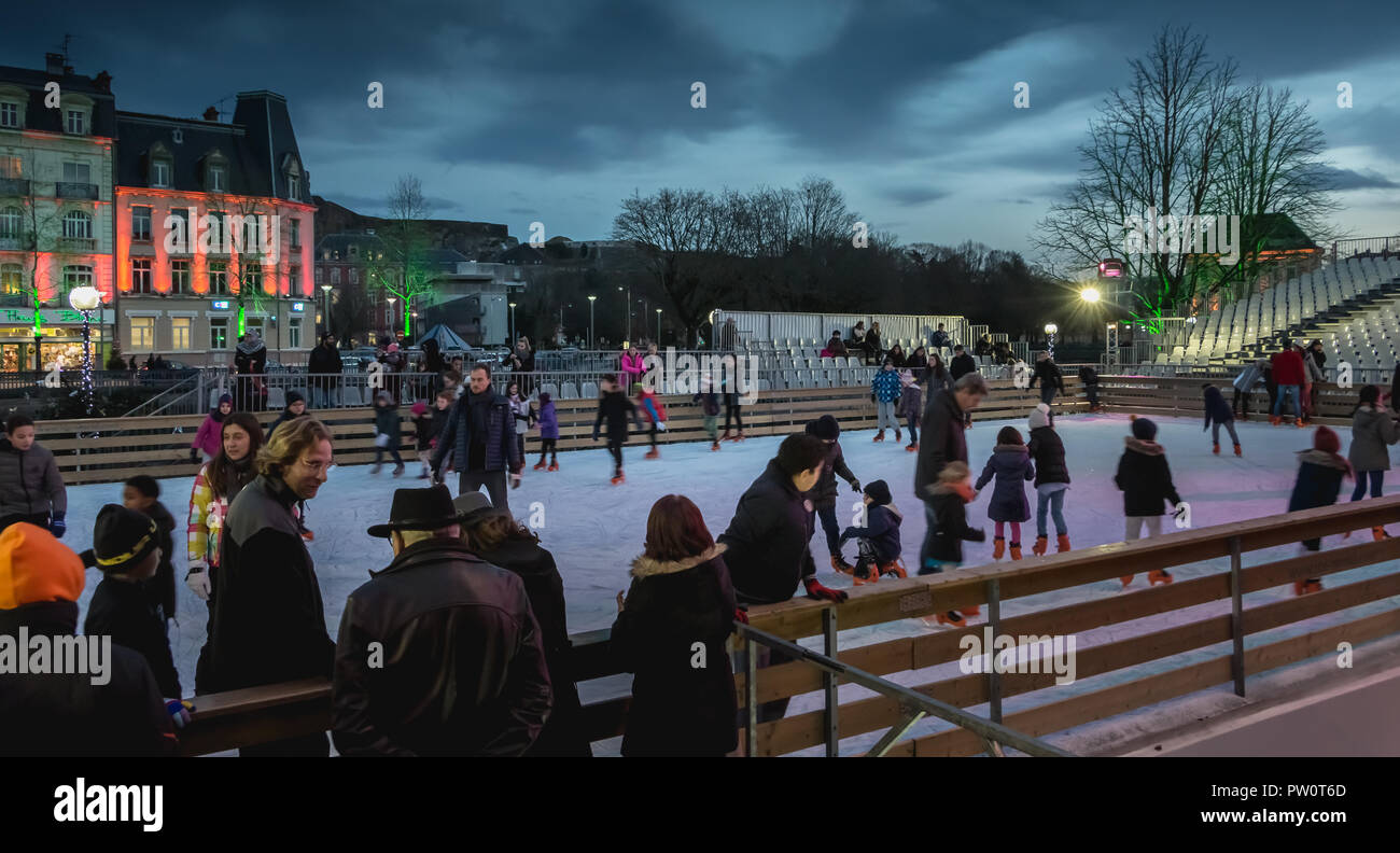 Belfort, France - le 26 décembre 2017 : Happy people deltaplane par nuit  sur la patinoire installée au centre-ville, à un marché de Noël Photo Stock  - Alamy