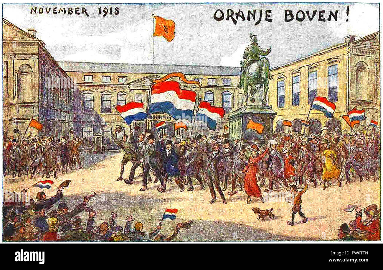 Le jour de l'Armistice - France La foule acclamer comme le français et l'Orange Boven drapeaux sont effectués (à partir d'une carte postale de l'époque) Banque D'Images