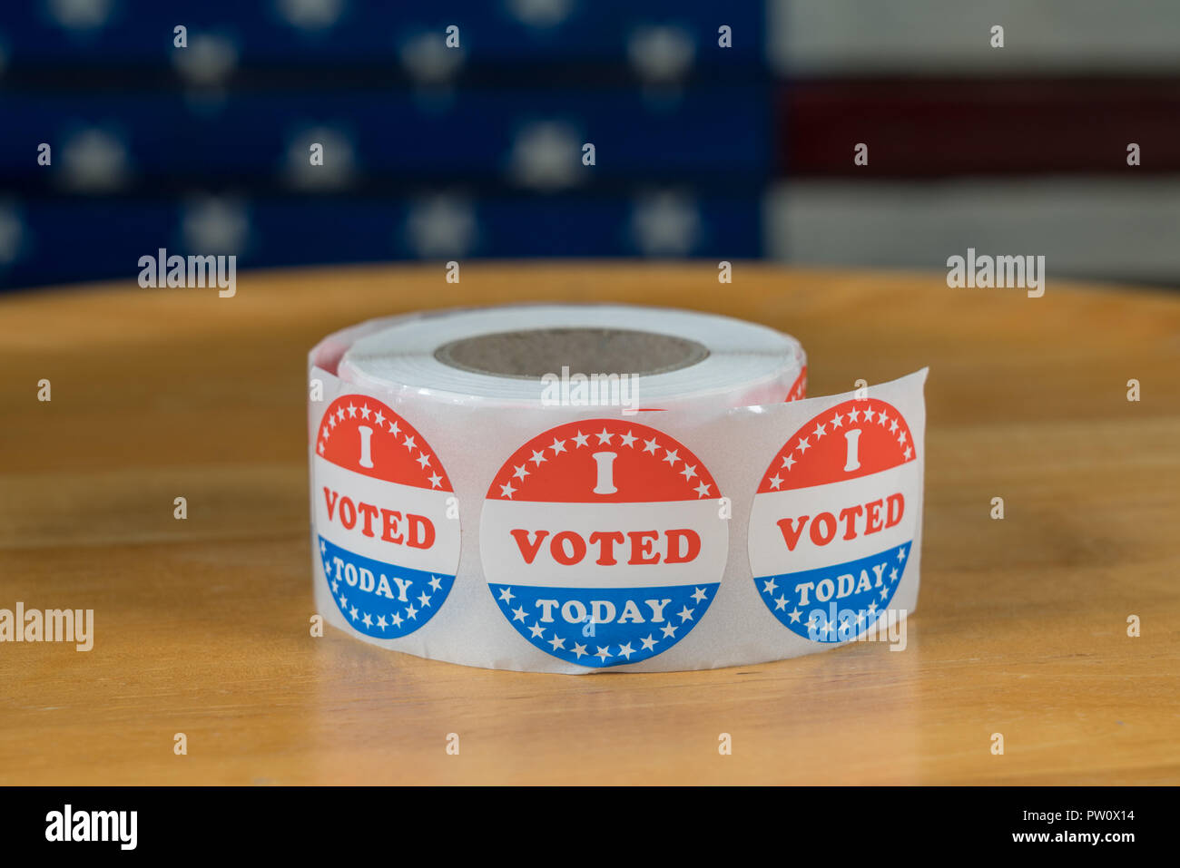 Rouleau de papier autocollants J'ai voté aujourd'hui sur table avec drapeau américain en arrière-plan Banque D'Images